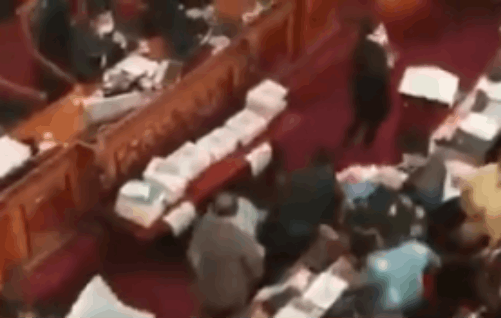 TUČA I HAOS U PARLAMENTU: Sevale PESNICE, najžešće bile POSLANICE! (VIDEO) 